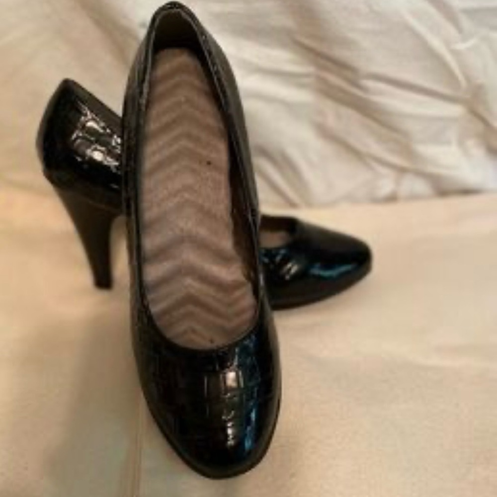 AVON BLACK CROC PRINT PATENT LEATHER HEELS
